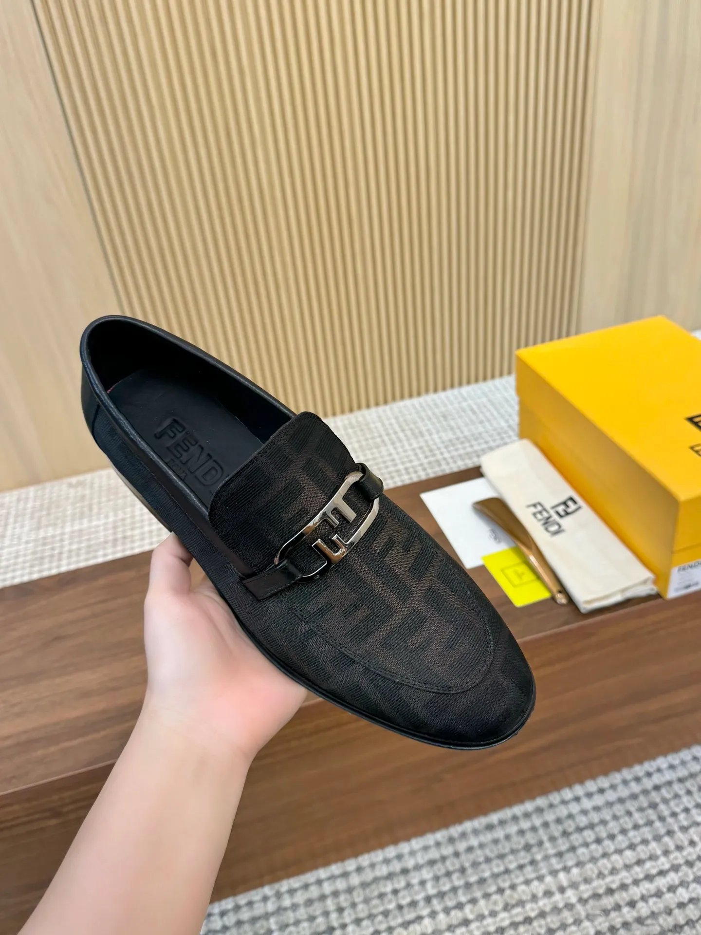 [FENDI] Top P: 980💰 ▪️Size: Men's 39-44. (Customized at 38.45.46) Fendi men's business casual leather shoes Imported brand cloth/calfskin/open edge beads/brand logo printing -Inside: Comfortable cowhide lining -Outsole: Genuine leather outsole with rubber backing embedded in the heel, perfect injection molding -Ultra-high quality control·Fine workmanship: highlighted (high-end·luxury·grade)